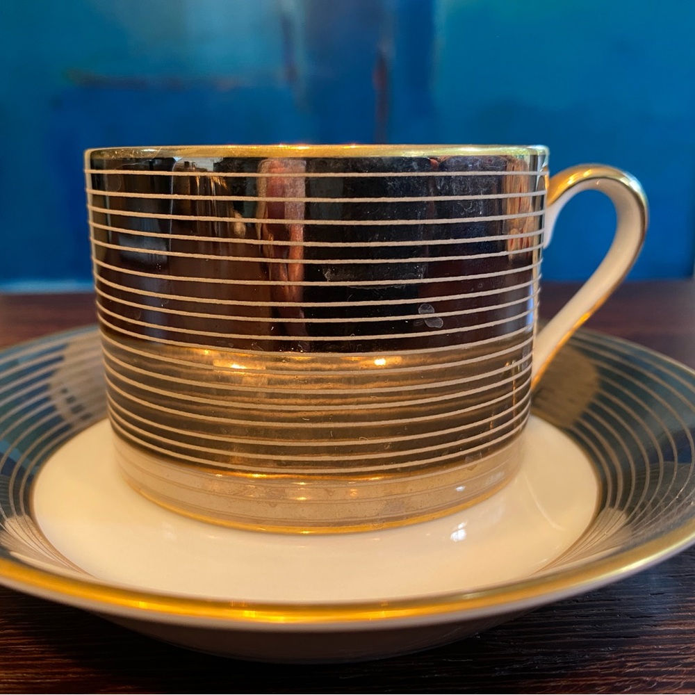 Complete 8 place settings, timeless and elegant design